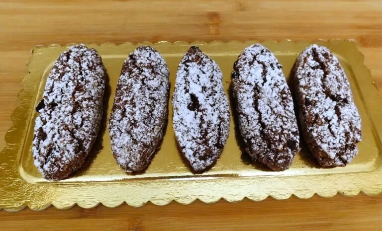 Pan dei Morti su vassoio, biscotti ovali al cacao con frutta secca e vino dolce, dolce tradizionale lombardo per Ognissanti.