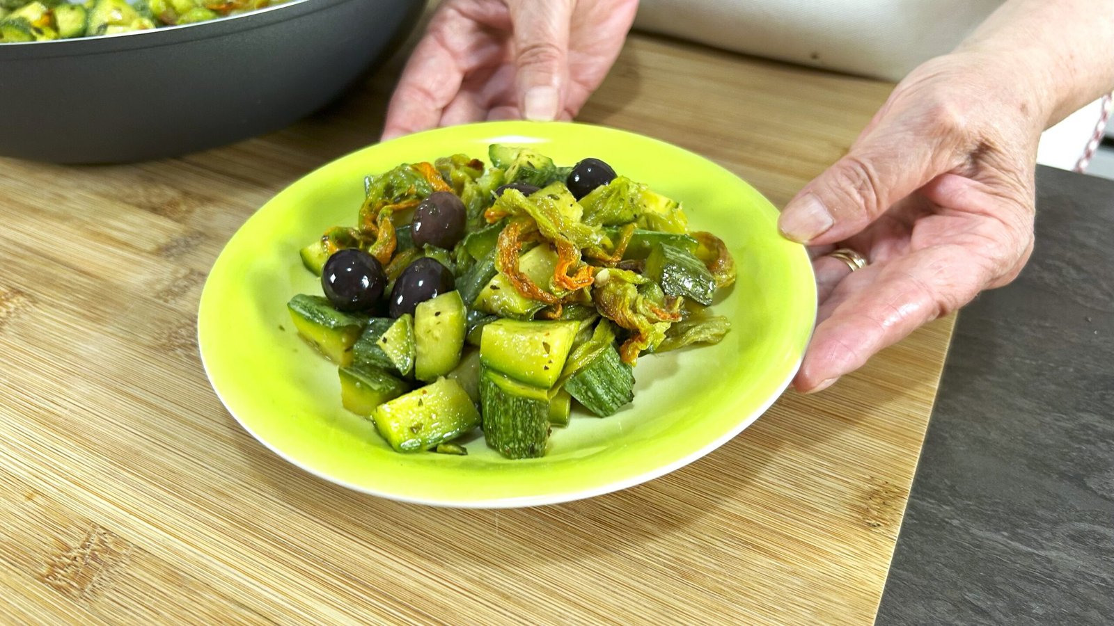 zucchine affogate in padella con olive e origano