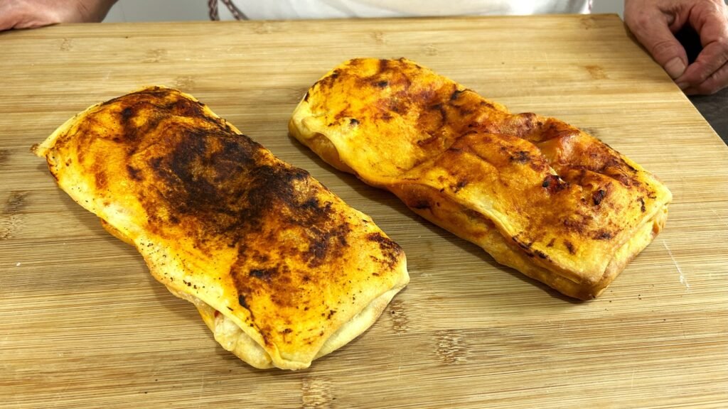 Scacce Ragusane con pomodoro e formaggio appena sfornate, tipico piatto siciliano della tradizione di Ragusa.